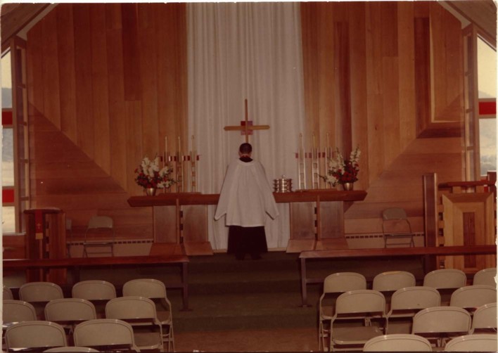 Vogel At Altar